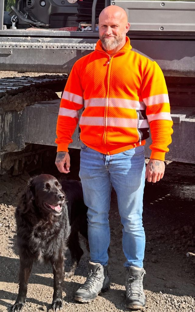Christoph von Sinzbau auf der Baustelle mit Hund