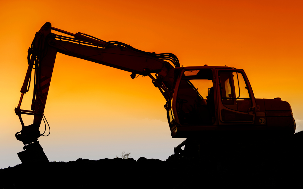 Bagger als Silhouette bei Sonnenuntergang